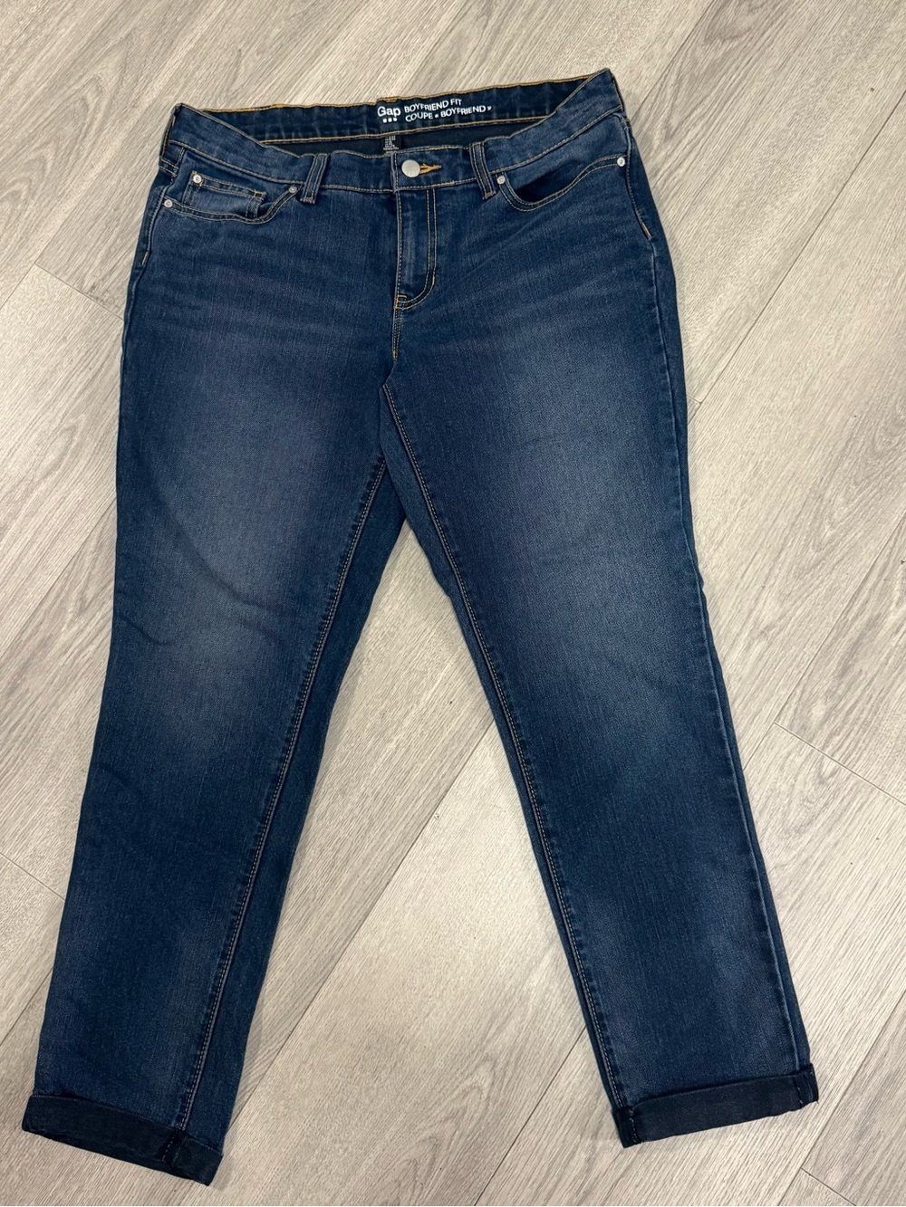 Gap Boyfriend Fit w/cuffed ankle Jeans Size 8/29